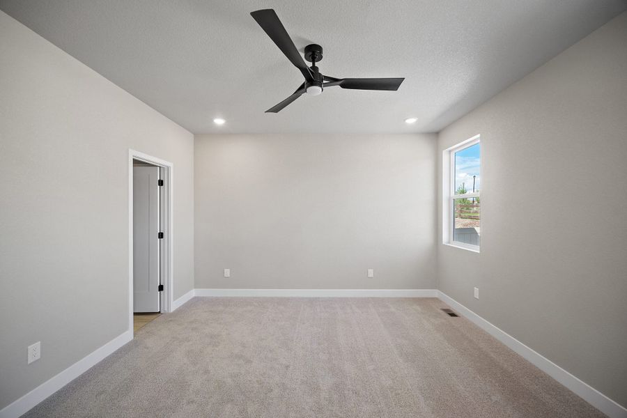 Spacious, unfurnished interior of a new home in Trails at Aspen Ridge-3, Colorado Springs (Image 17).