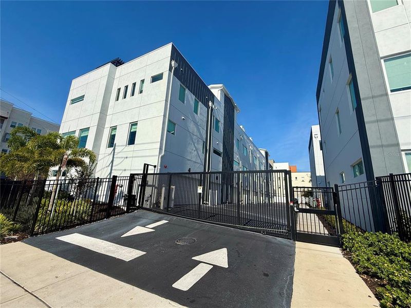 Condo located in St. Petersburg, FL showcasing its design and architecture (Image 3).