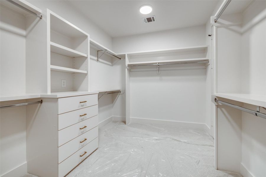 Spacious, unfurnished interior of a new home in , Houston (Image 25).