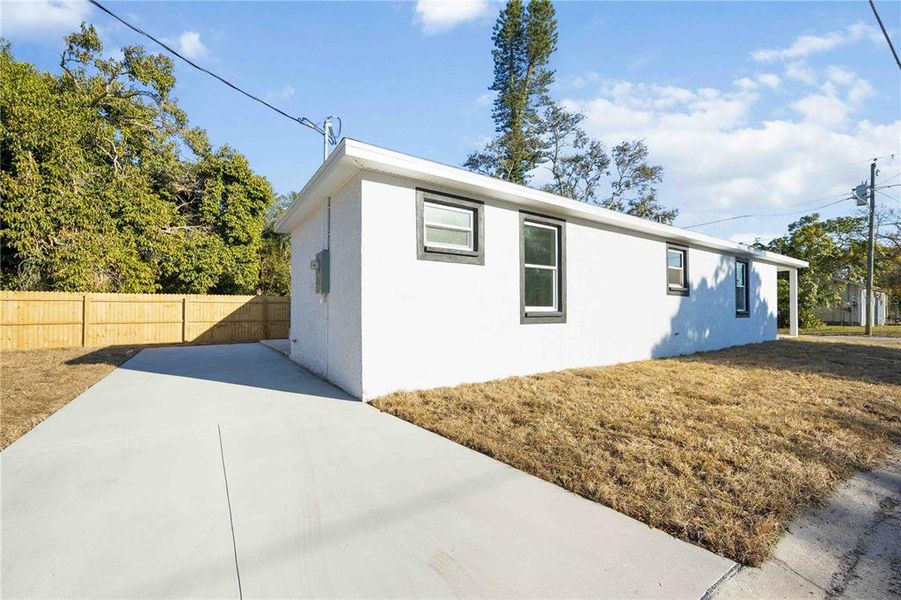 Exterior details and patio area of a home in , Bradenton (Image 12).