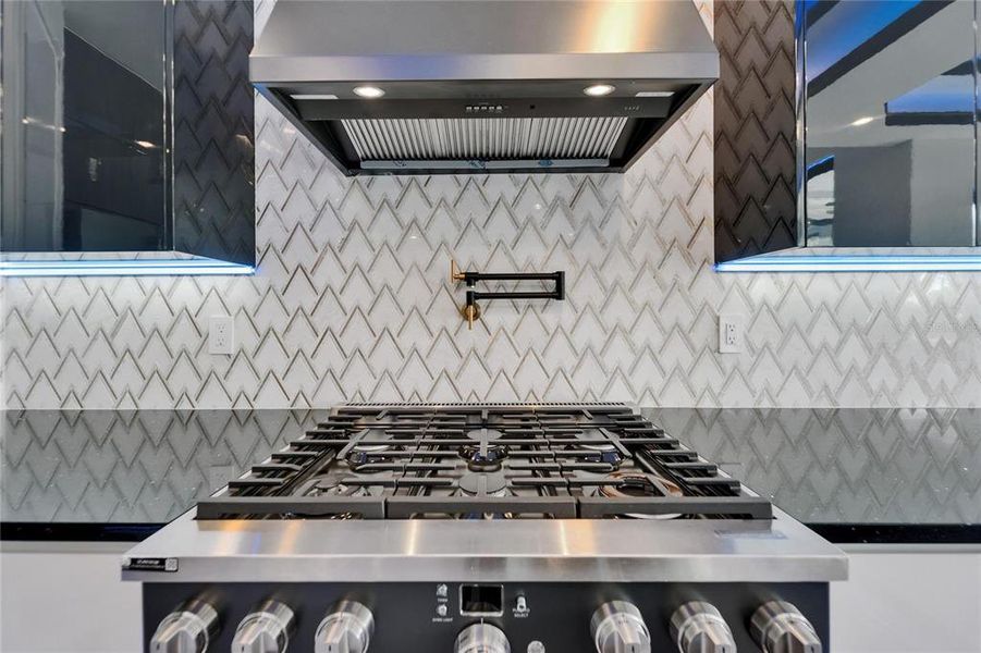 Furnished interior view inside a new home in , Apollo Beach (Image 66).