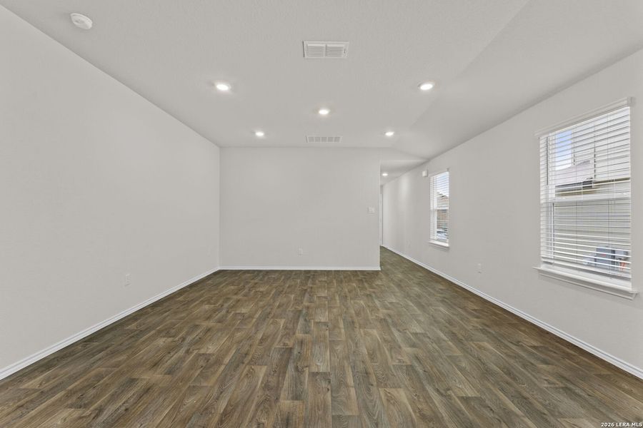 Spacious, unfurnished interior of a new home in Laurel Vistas, San Antonio (Image 9).