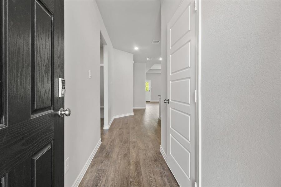 Spacious, unfurnished interior of a new home in Deer Creek, Crowley (Image 9).