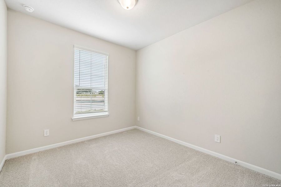 Spacious, unfurnished interior of a new home in Thomas Pond, San Antonio (Image 30).