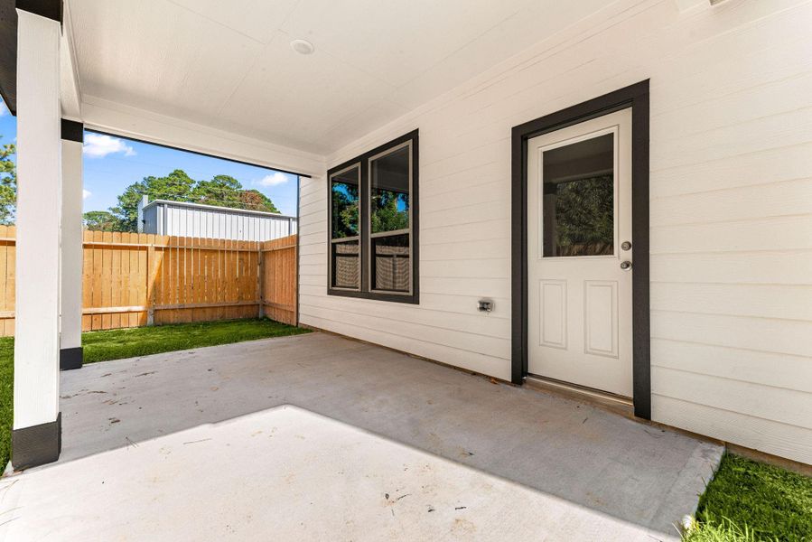 Exterior details and patio area of a home in Lexington Heights, Willis (Image 25).