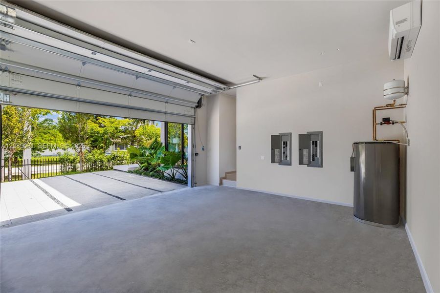 Spacious, unfurnished interior of a new home in , Miami Beach (Image 22).