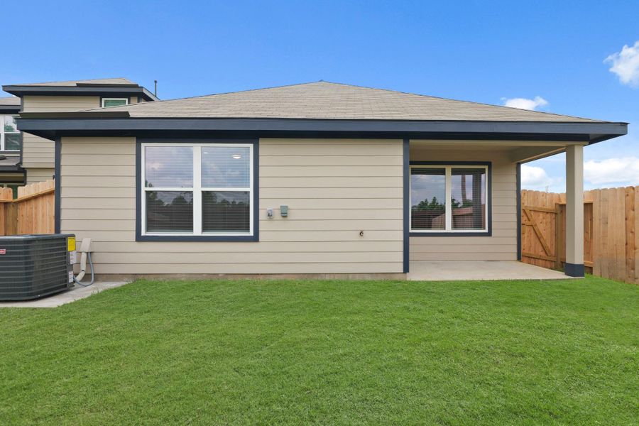 Exterior details and patio area of a home in Bammel Oaks, Houston (Image 18).