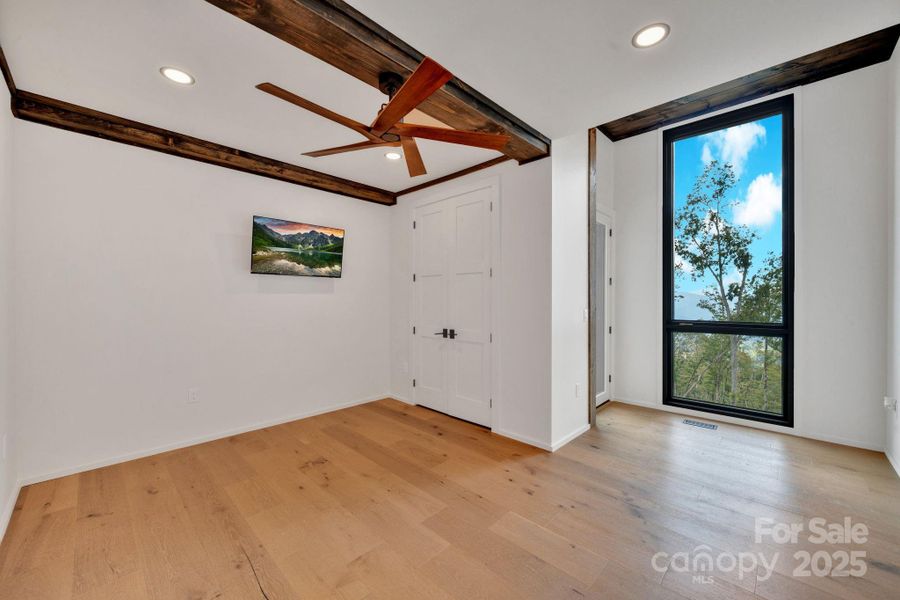 Spacious, unfurnished interior of a new home in , Banner Elk (Image 19).