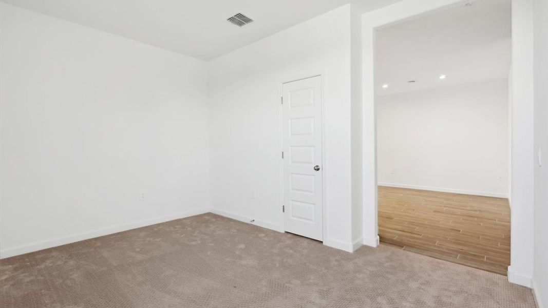 Spacious, unfurnished interior of a new home in Entrada Del Oro, Gold Canyon (Image 20).