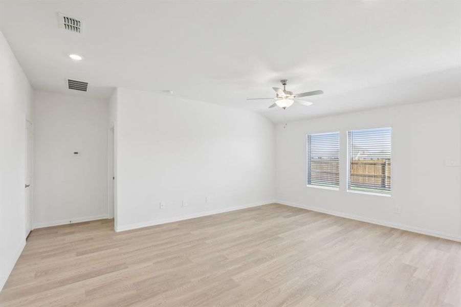Spacious, unfurnished interior of a new home in Stonehaven, Seagoville (Image 25). Spacious, unfurnished interior of a new home in Stonehaven, Seagoville (Image 25).