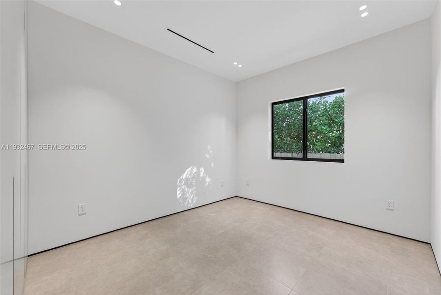 Spacious, unfurnished interior of a new home in , Miami Springs (Image 19).