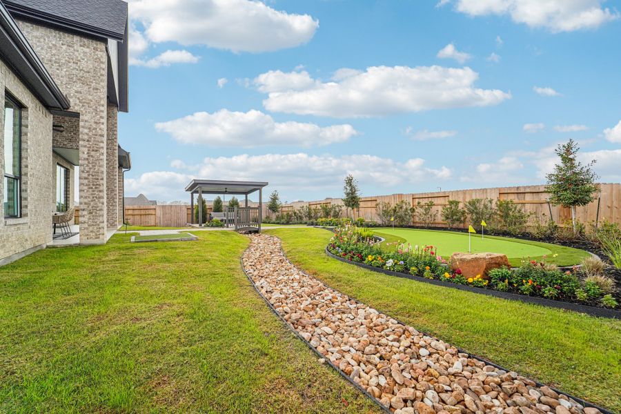 Exterior details and patio area of a home in Briarley, Montgomery (Image 33).