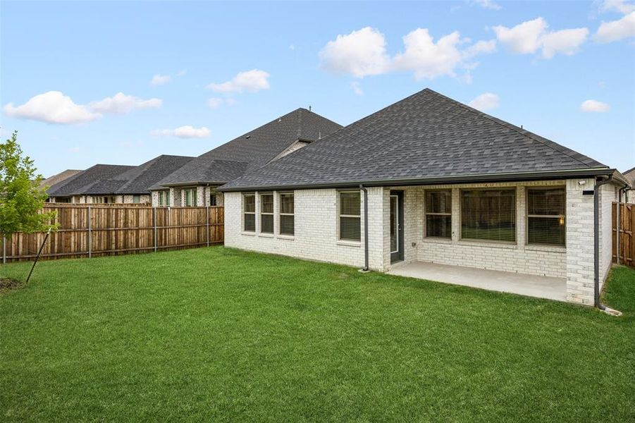 Exterior details and patio area of a home in LakePointe, Lavon (Image 4).