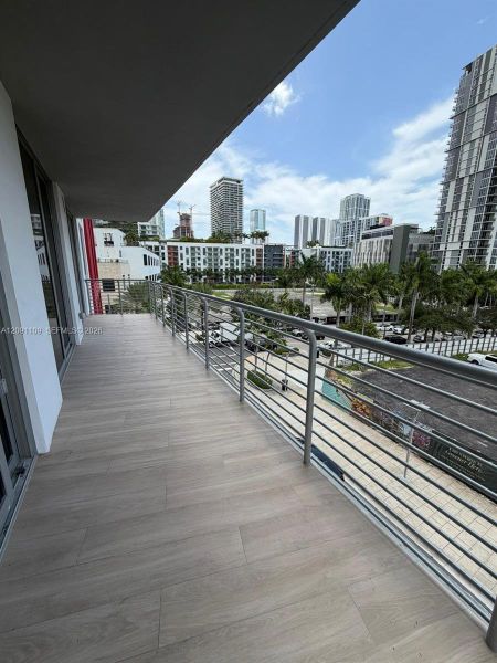 Condo located in Miami, FL showcasing its design and architecture (Image 3).
