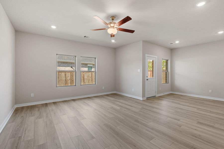 Spacious, unfurnished interior of a new home in Westridge Cove, Conroe (Image 17).