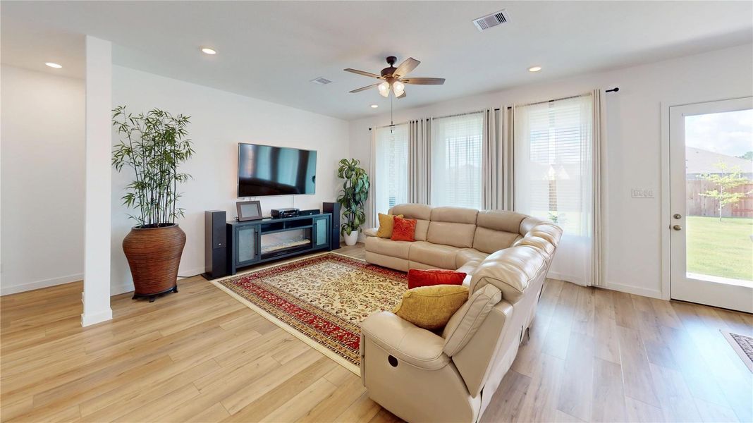 Furnished interior view inside a new home in ARTAVIA, Conroe (Image 15). Furnished interior view inside a new home in ARTAVIA, Conroe (Image 15).