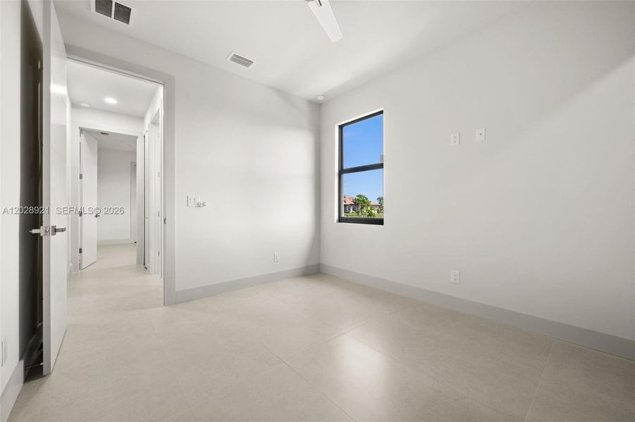 Spacious, unfurnished interior of a new home in , Cape Coral (Image 18).