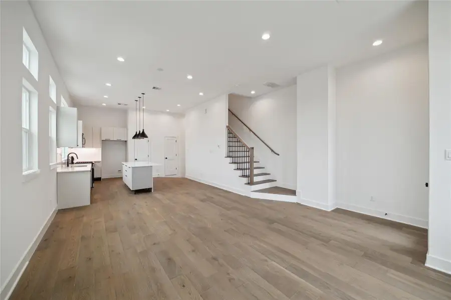 Spacious, unfurnished interior of a new home in Yale Terrace, Houston (Image 8).