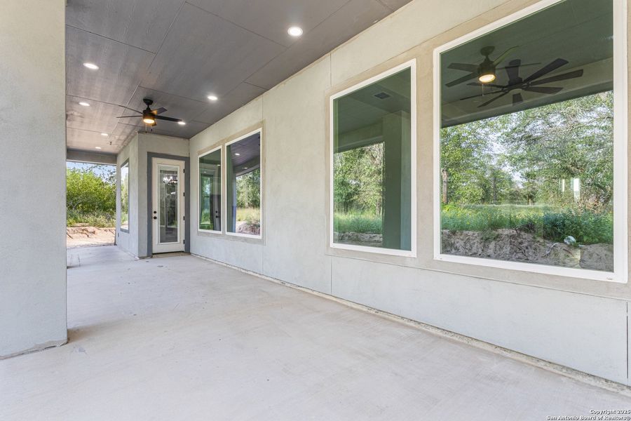 Exterior details and patio area of a home in , Natalia (Image 16).