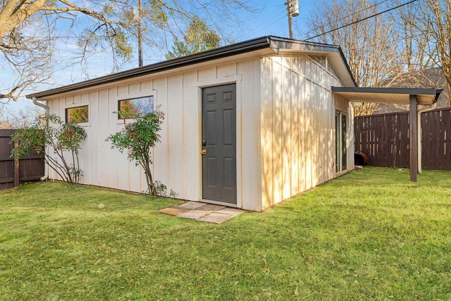 Exterior details and patio area of a home in , Paris (Image 20).