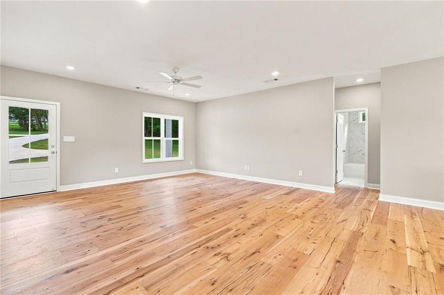 Spacious, unfurnished interior of a new home in , Jasper (Image 17).
