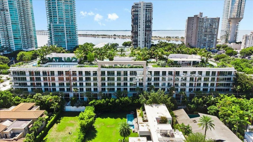 Condo located in Miami, FL showcasing its design and architecture (Image 27).