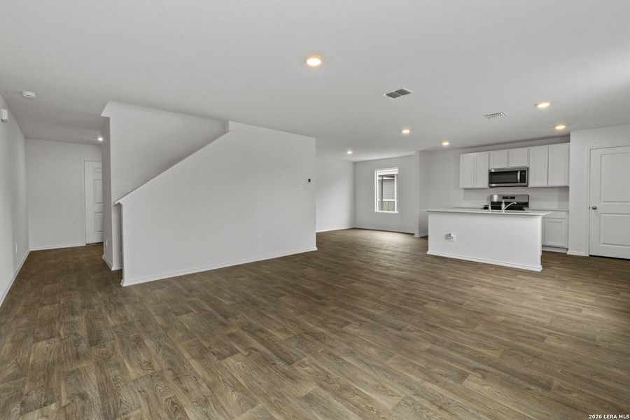 Spacious, unfurnished interior of a new home in Avenida, Converse (Image 26).