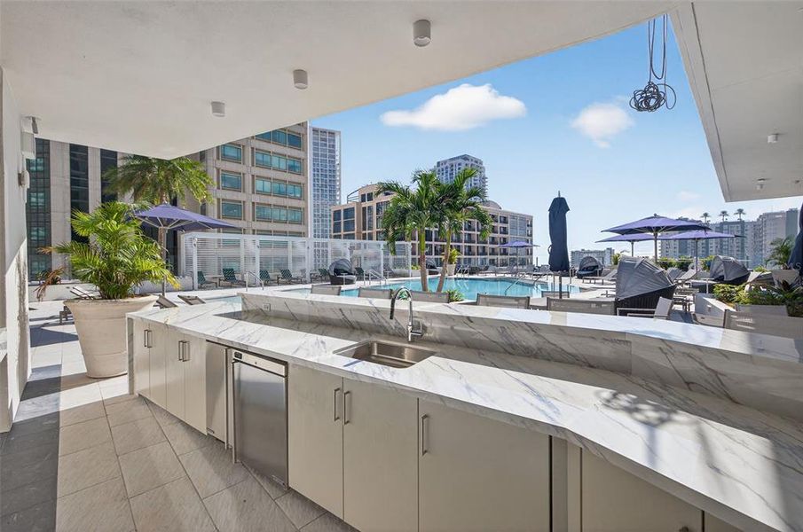 Condo located in St. Petersburg, FL showcasing its design and architecture (Image 5).