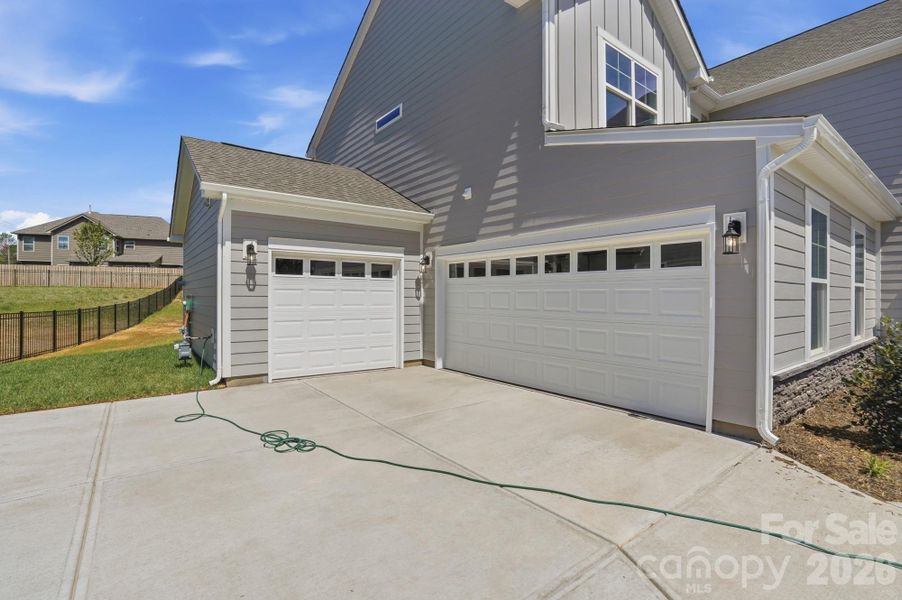 Exterior details and patio area of a home in Robinson Oaks, Gastonia (Image 26).