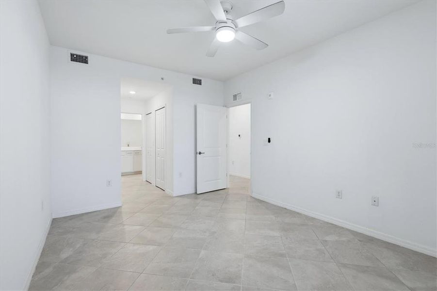 Spacious, unfurnished interior of a new home in , Venice (Image 27).