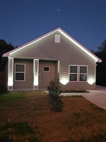 View of front of house featuring a yard