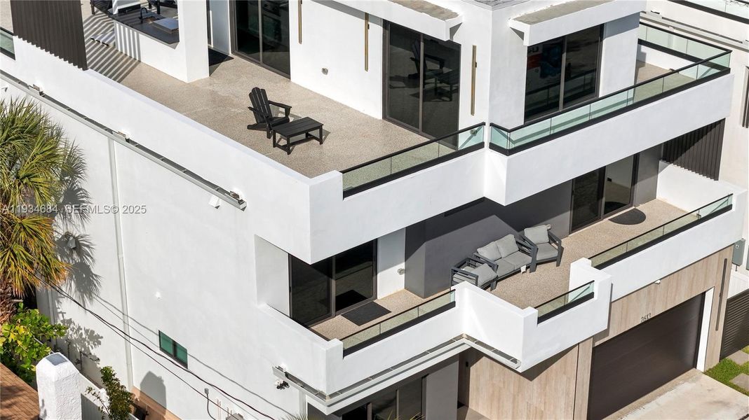 Condo located in Fort Lauderdale, FL showcasing its design and architecture (Image 5).