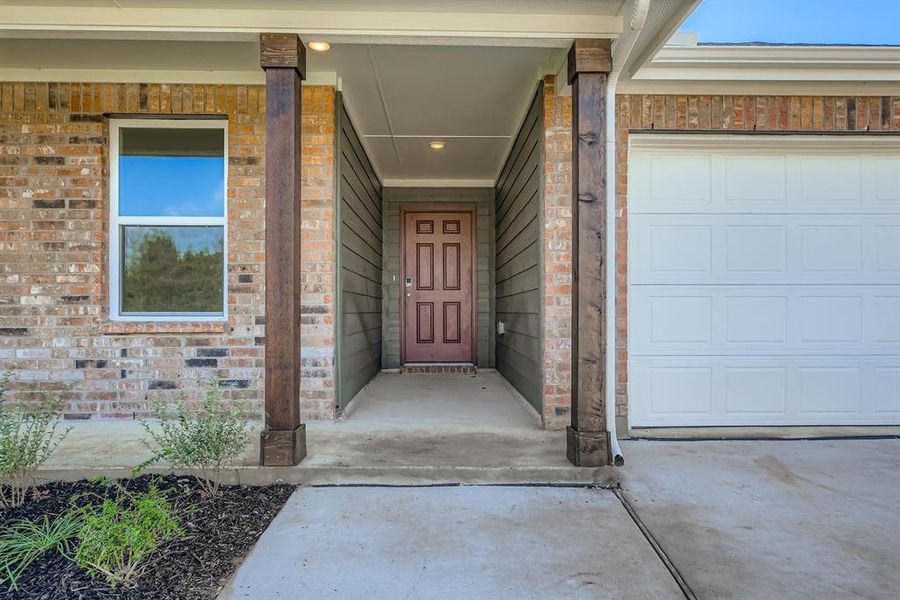 Exterior details and patio area of a home in Middlefield Village, Dallas (Image 20).