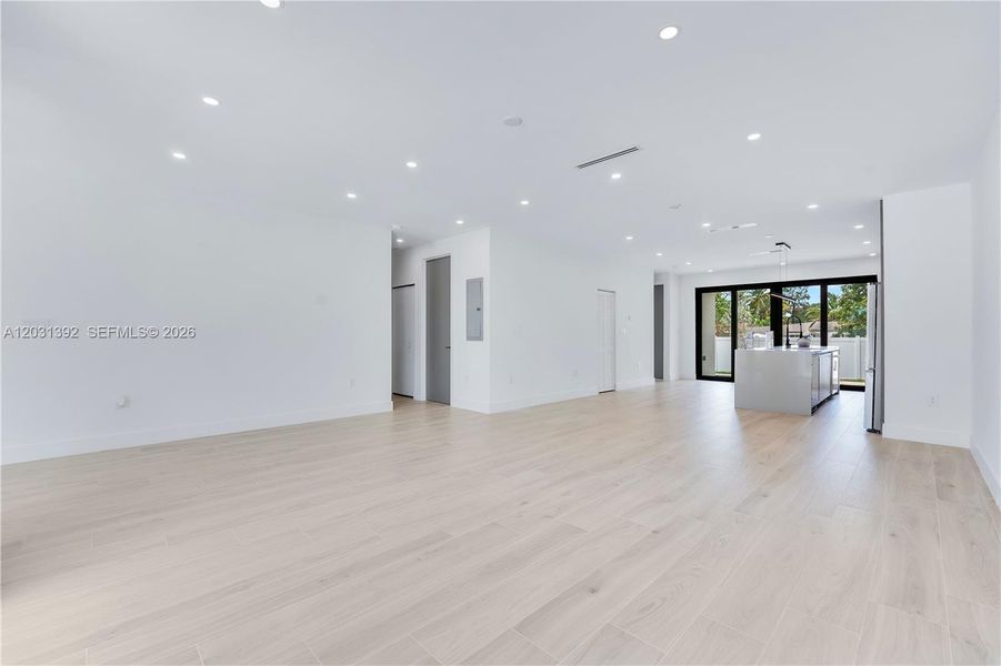 Spacious, unfurnished interior of a new home in , Hollywood (Image 26).