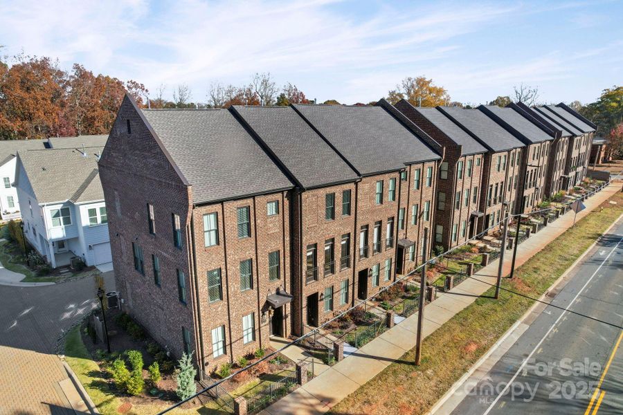Condo located in Huntersville, NC showcasing its design and architecture (Image 4).