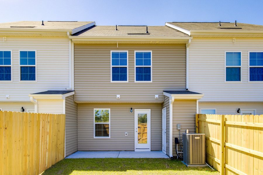 Exterior details and patio area of a home in Astoria, Columbia (Image 21).