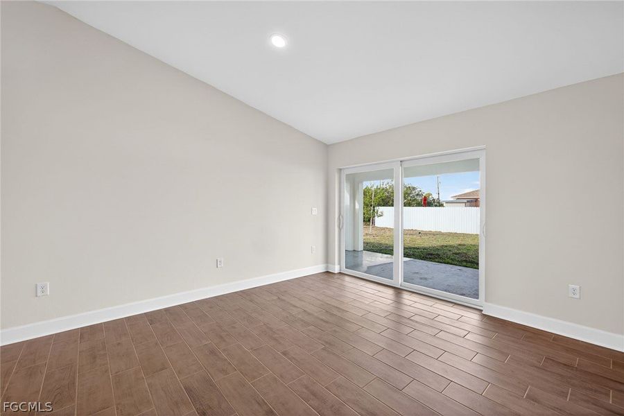 Spacious, unfurnished interior of a new home in Cape Coral, Cape Coral (Image 17).