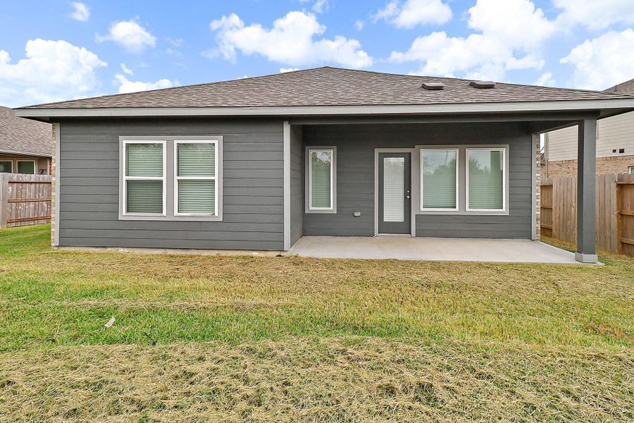 Exterior details and patio area of a home in Heights of Barbers Hill, Baytown (Image 4).
