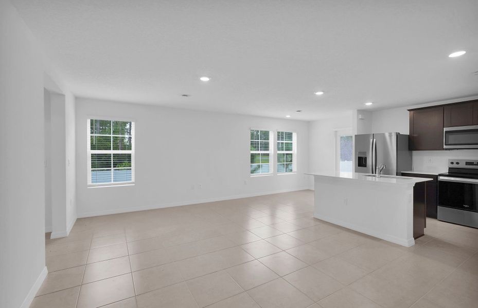 Spacious, unfurnished interior of a new home in Normandy Pines, Jacksonville (Image 11).