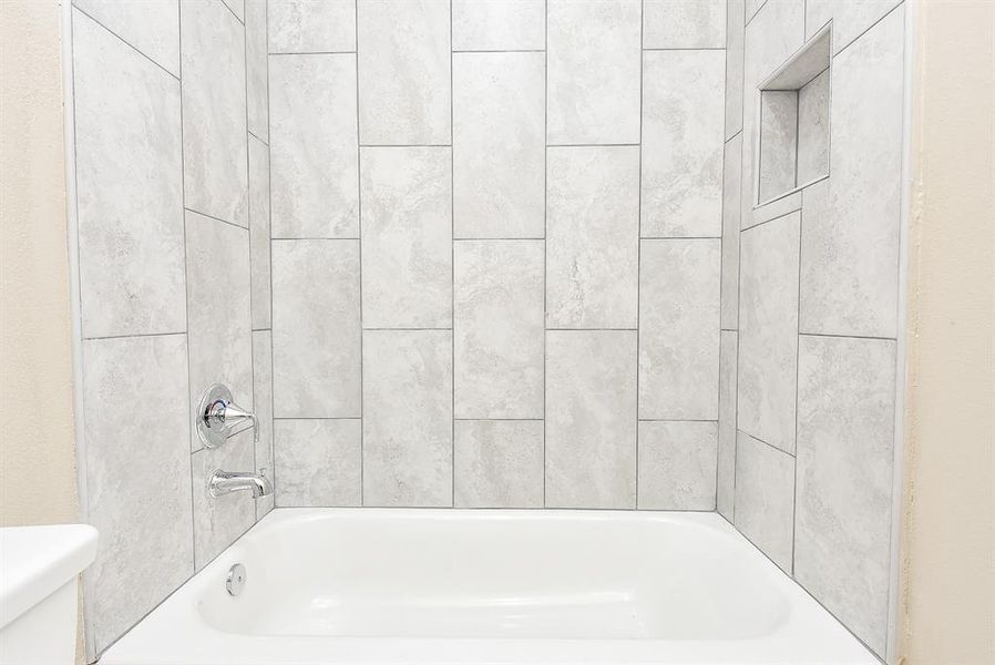 Secondary Bathroom with Tub/Shower Combination