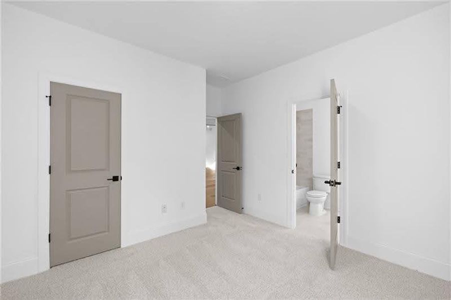 Spacious, unfurnished interior of a new home in Livingstone Park, Kennesaw (Image 34).