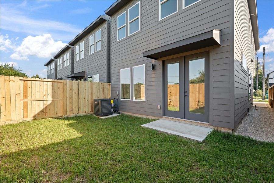 Oversized backyard! Oversized backyard!