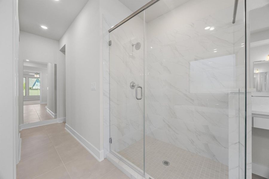 Representative image. Features, selections and colors may vary.