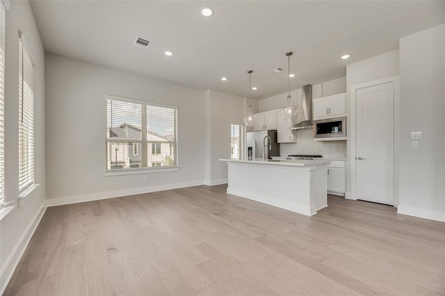 Spacious, unfurnished interior of a new home in Collin Creek, Plano (Image 23).