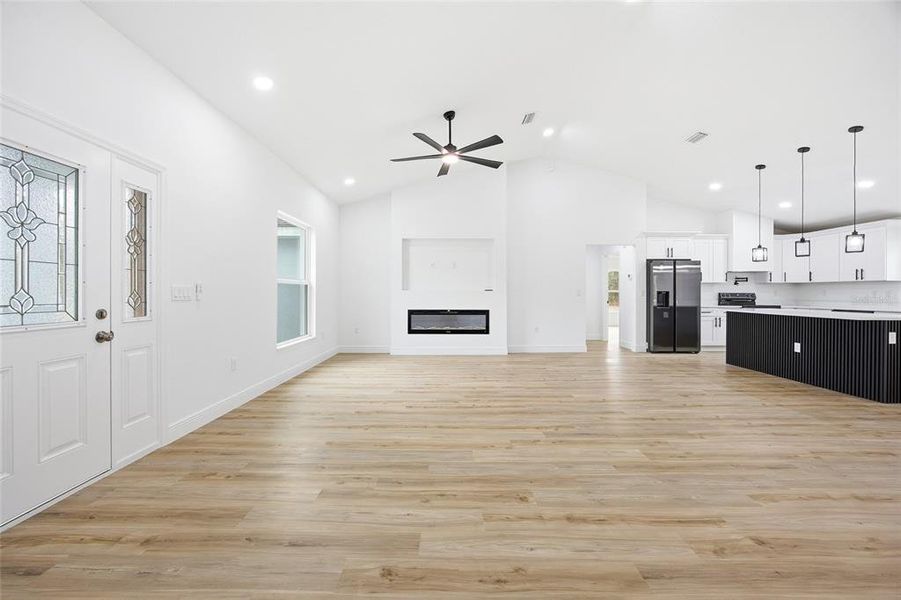 Spacious, unfurnished interior of a new home in , Ocala (Image 25).