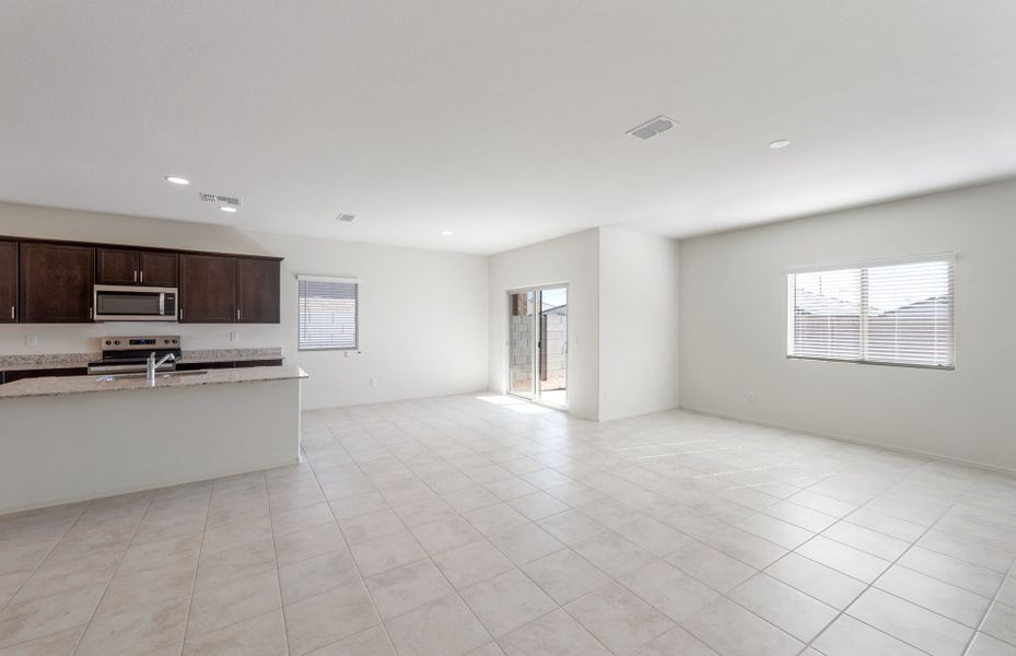 Spacious, unfurnished interior of a new home in Copper Falls, Buckeye (Image 13).