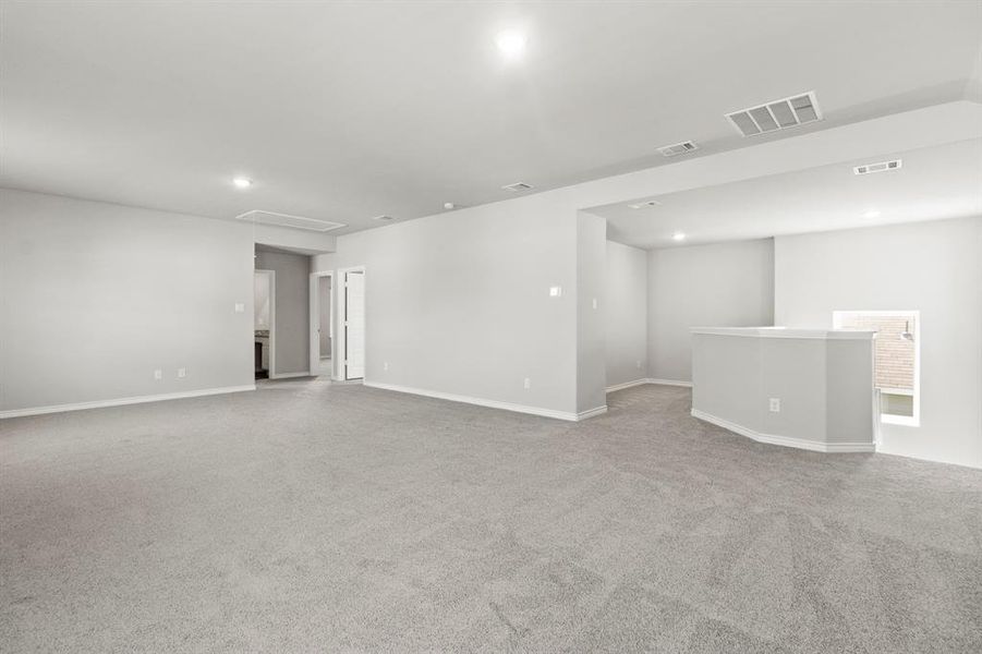 Spacious, unfurnished interior of a new home in Deer Creek, Crowley (Image 10).