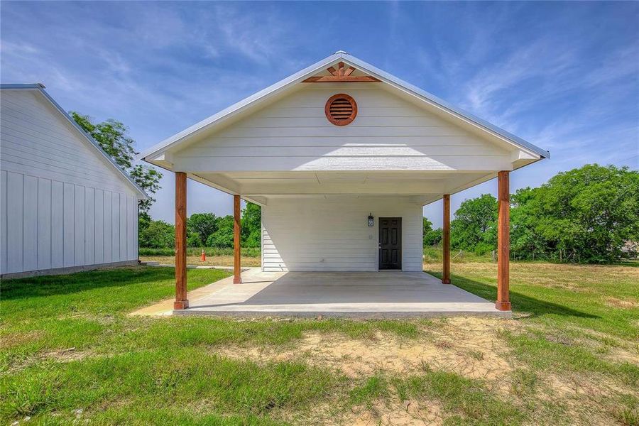 Exterior details and patio area of a home in , Terrell (Image 19).