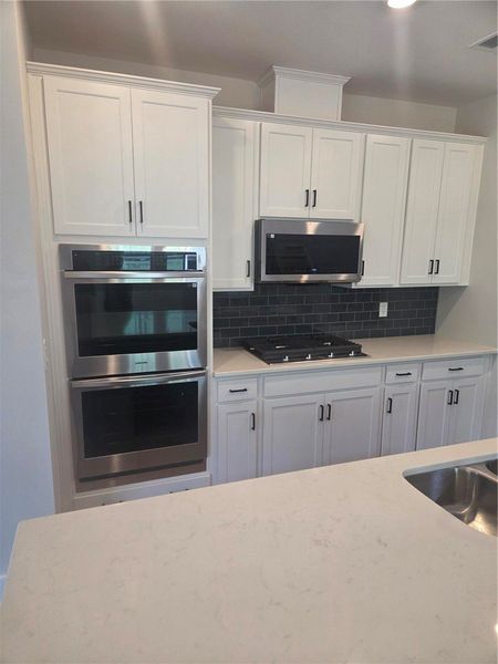 Double oven, vented microwave to the outside, cook top. All gas. Double oven, vented microwave to the outside, cook top. All gas.