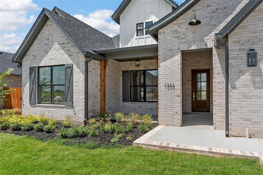 Exterior details and patio area of a home in , Hewitt (Image 27).